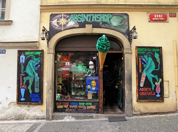 Vintage absinth sklep w centrum Pragi — Zdjęcie stockowe