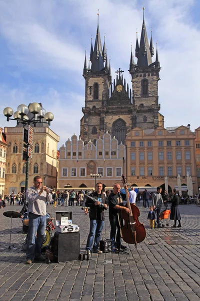 Músicos de rua tocam na Praça da Cidade Velha, Praga, República Checa — Fotografia de Stock