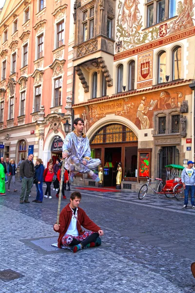 Magic street performance at the Old Town Square in Prague — Stock Photo, Image