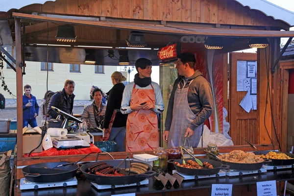 Banchi di legno con street food tradizionale, Praga — Foto Stock