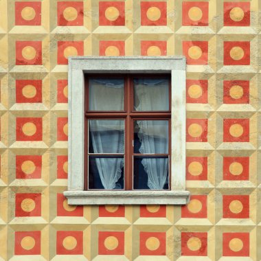 Windows'da boyalı duvar eski ev, Budapeşte, Macaristan