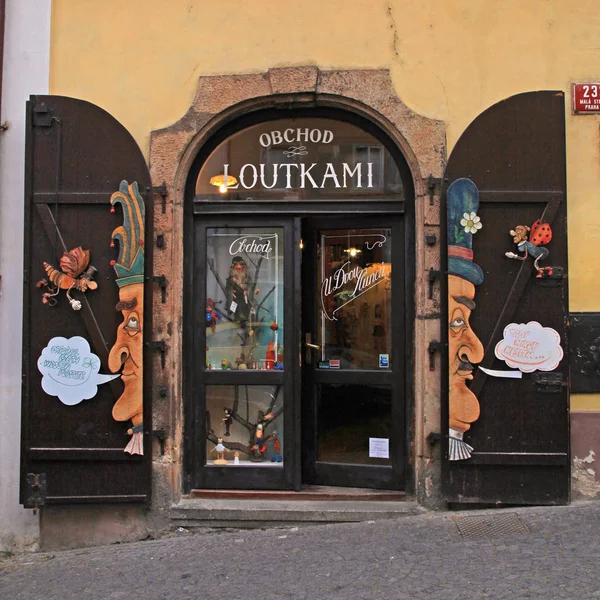 Pequeña tienda de títeres con persianas de pintura, Praga —  Fotos de Stock