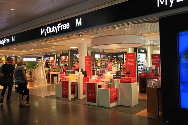 Люди в бесплатном магазине Duty в международном аэропорту Мюнхена, Германия — стоковое фото