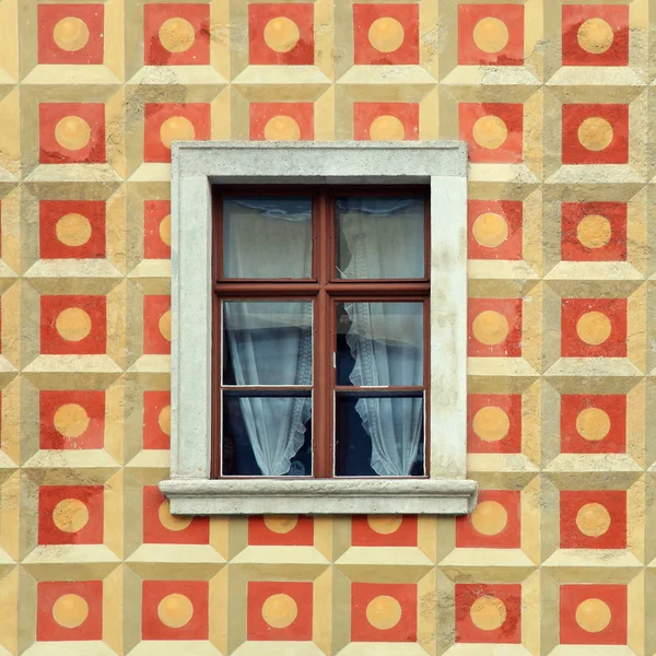 Fenster in bemalter Wand des alten Hauses, budapest, ungarisch — Stockfoto