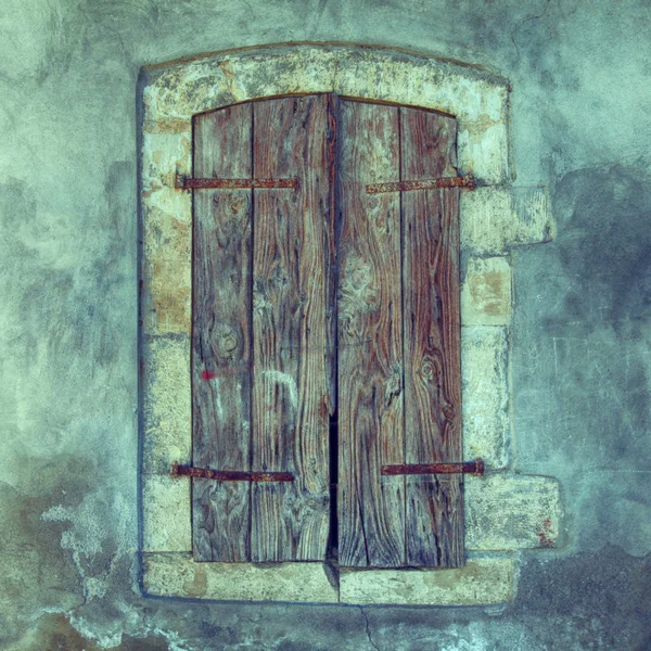 Janela de persianas de madeira antiga — Fotografia de Stock