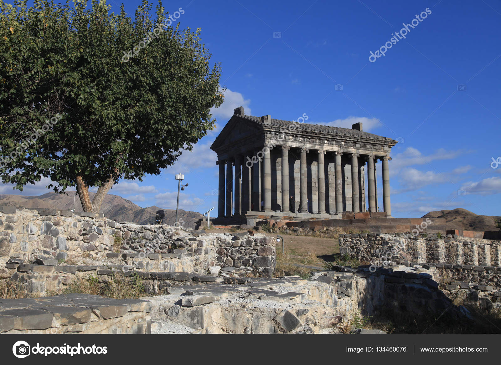 古代 Garni 異教の寺院、アルメニアのある風景します