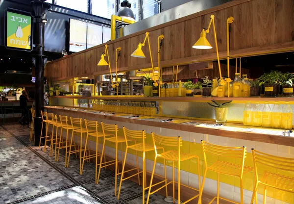 Modernes Restaurant mit offener Küche im neuen Lebensmittelmarkt Sarona, Tel. — Stockfoto