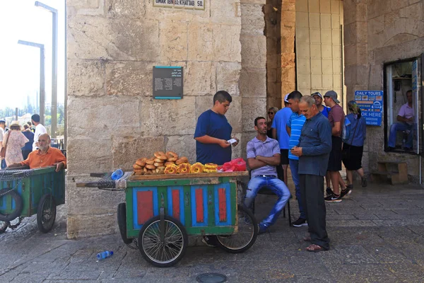 Vânzători de pâine tipică covrigei cu cărucior lângă Poarta Jaffa din Ierusalim — Fotografie, imagine de stoc