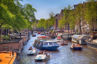 Amsterdam kanalları tam tekneleri ve insanlar Amsterdam, Hollanda