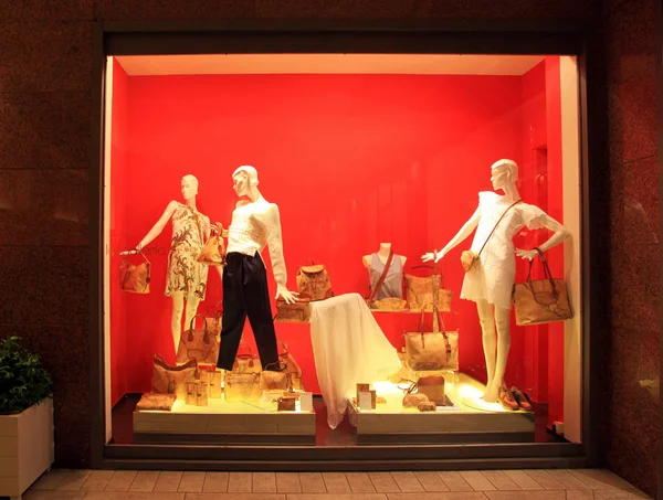 Okno wyświetlania Boutique z manekinami w modnych sukienkach — Zdjęcie stockowe