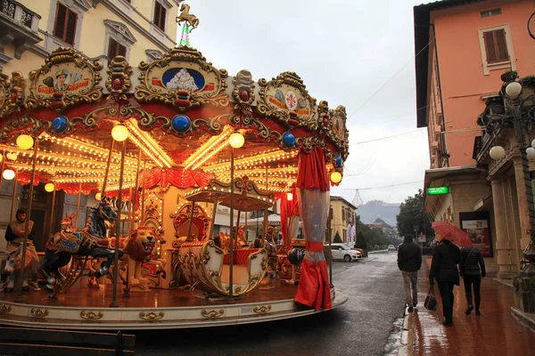 Carrossel vintage na rua no dia de inverno chuvoso, Itália — Fotografia de Stock