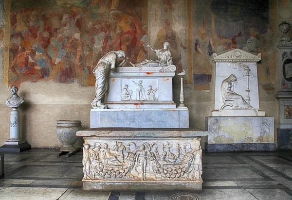 Tomb sculptures on marble tomb in medieval Camposanto Cemetery, Pisa — Stock Photo, Image