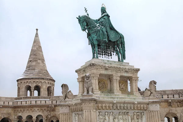 Pomnik Świętego Stefana w Fisherman's Bastion w Budapeszt, Węgry — Zdjęcie stockowe