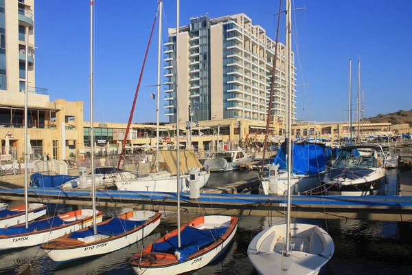 Sailing yacht and promenade in Herzliya Marina, Israel. — Stock Photo, Image