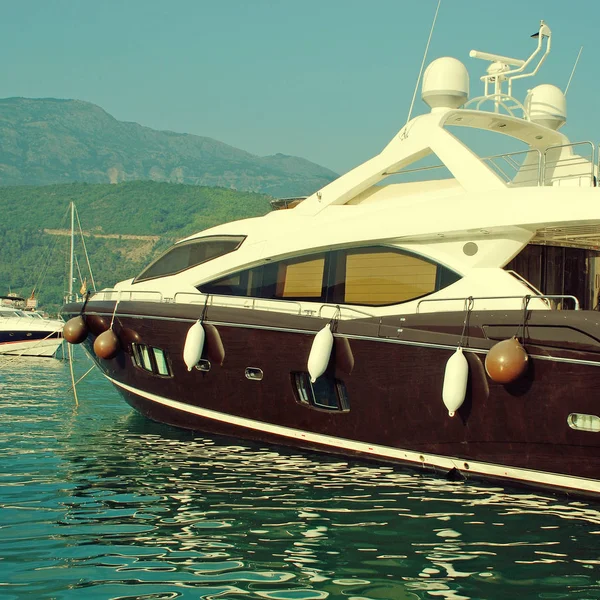 Yacht de luxe dans la marina — Photo