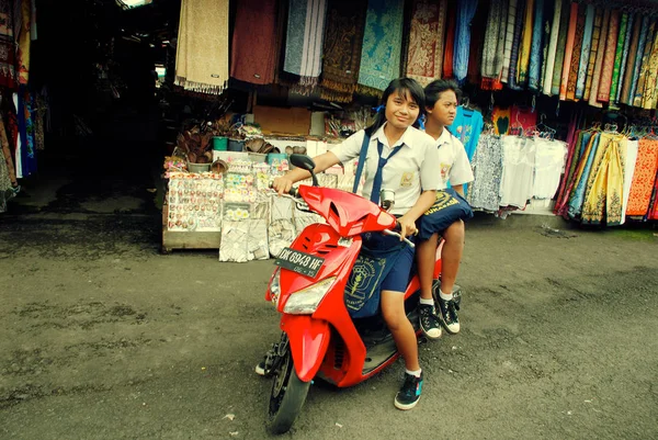 Colegialas indonesias en moto, Bali — Foto de Stock