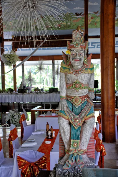 Εστιατόριο και μπαλινέζικο άγαλμα (Μπαλί, Ινδονησία) — Φωτογραφία Αρχείου