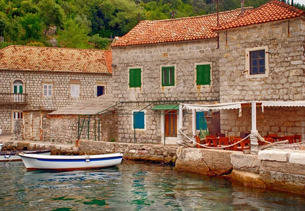 Antiguas casas mediterráneas y muelle (Montenegro ) —  Fotos de Stock