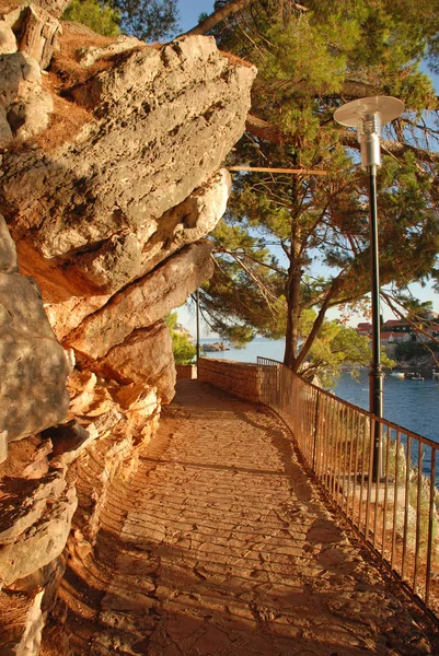 Caminho a pé ao longo da costa Mar Mediterrâneo — Fotografia de Stock