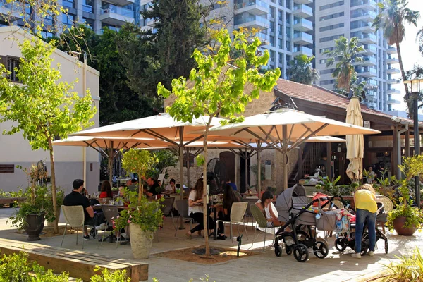 La gente descansa en la cafetería al aire libre, Tel Aviv, Israel — Foto de Stock