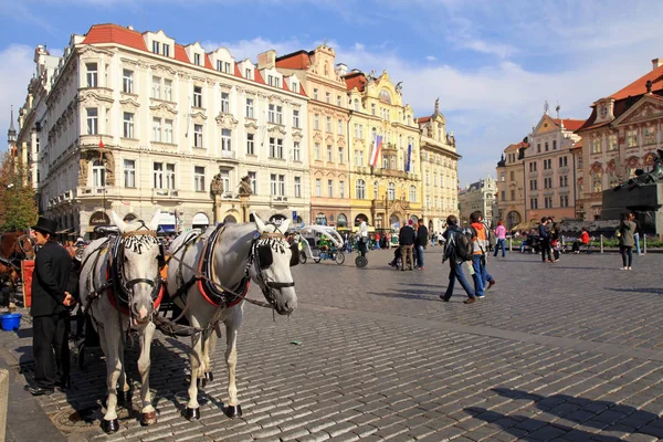 Old Town square with horse drawn carriage in Prague — Stock Photo, Image