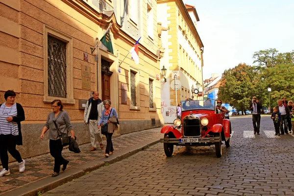 Retro bil med turister på gatorna i Prag, Tjeckien — Stockfoto