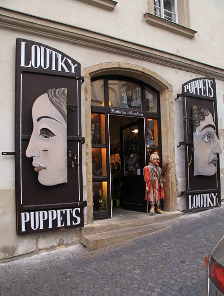 Petite boutique de marionnettes avec volets roulants dans la vieille ville de Prague — Photo