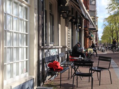 Tipik sokak ile rahat kafe, Amsterdam