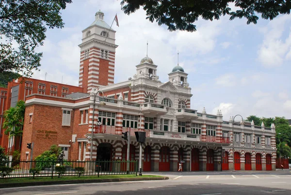 Edifício central de bombeiros com paredes de tijolo vermelho em Cingapura . — Fotografia de Stock