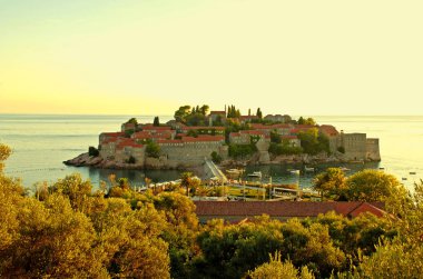Sveti Stefan Adası'nda günbatımı (Karadağ)