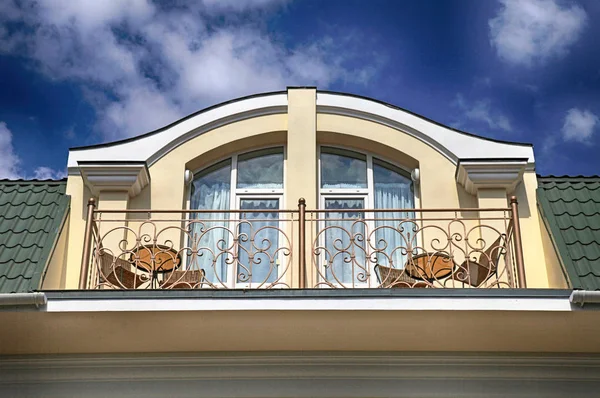 Балкон на мансарде роскошного особняка . — стоковое фото