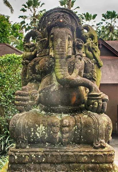 Alte steinerne Statue von ganesha, einem hinduistischen Symbol (Indonesien)). — Stockfoto