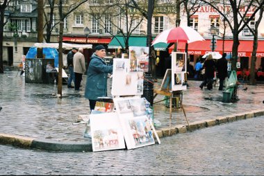 Bohem sanatçı Paris, Fransa'da çizer.