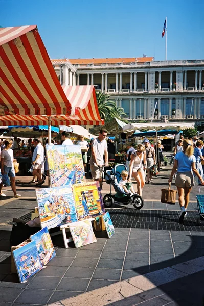 Emberek gyaloglás Cours Saleya antik piac, Nizza, Franciaország — Stock Fotó