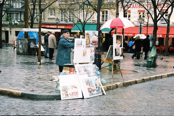 Artista boémio desenha em Paris, França . — Fotografia de Stock