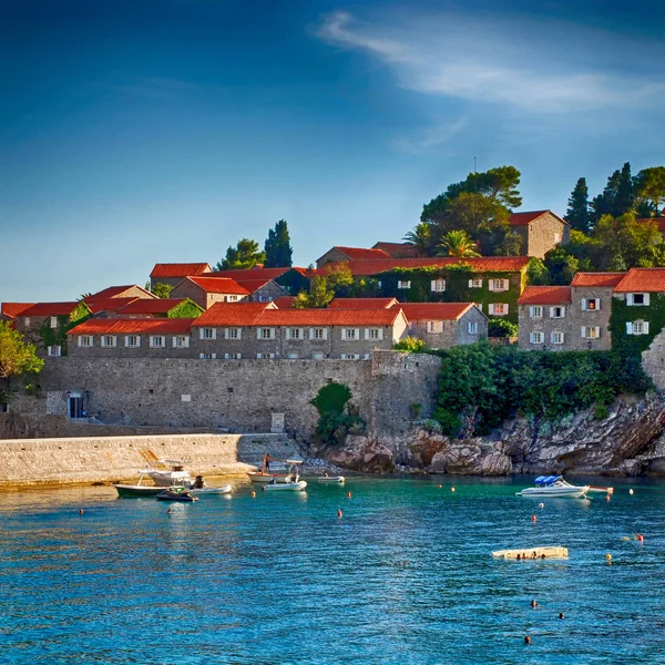 Célèbre île-hôtel Sveti Stefan, Monténégro — Photo