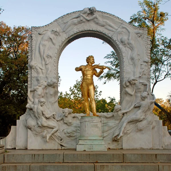 비엔나, 오스트리아에 Stadtpark 요한 슈트라우스 동상 — 스톡 사진