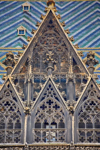 Gotik kiremit çatı ve pencere — Stok fotoğraf