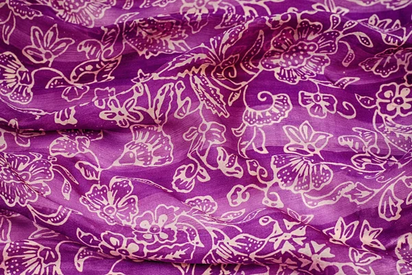 Tessuto di seta lilla con indonesiano batik modello di sfondo — Foto Stock