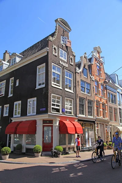 Edificios holandeses y turistas en el casco antiguo de Amsterdam, Países Bajos — Foto de Stock