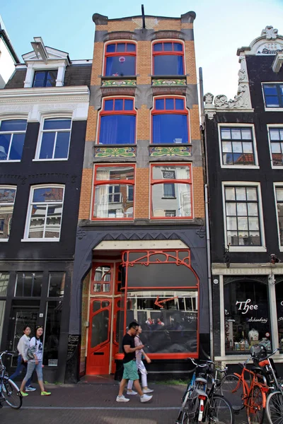 Turistas en Old Town of Amsterdam, Países Bajos . — Foto de Stock