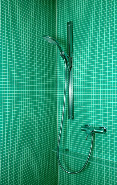 Douche sur fond de mur de carreaux de mosaïque verte — Photo