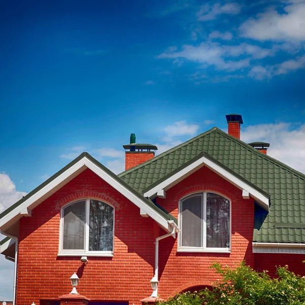 The green roof of the beautiful house with nice window and blue — Stock Photo, Image