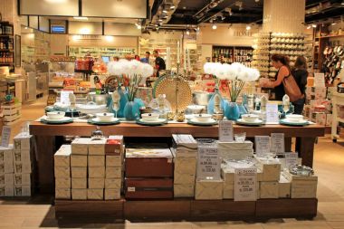 Herzliya İsrail'in modern ev dekorasyon mağazasında alışveriş.