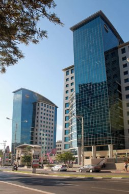 Sokaklar ve modern bina Herzliya, İsrail. 