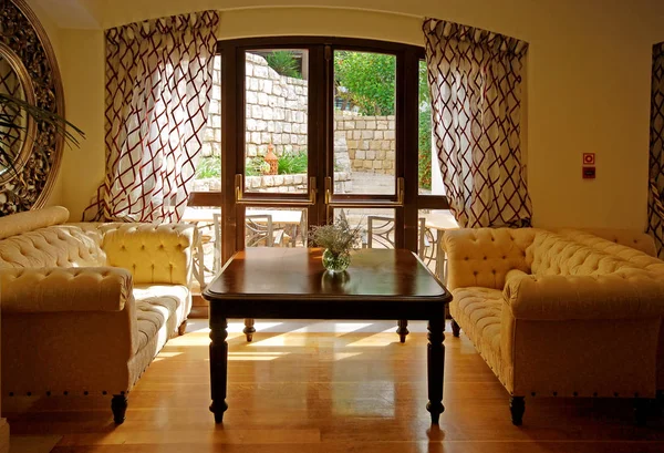 Intérieur confortable avec mobilier classique, miroir et fenêtre — Photo