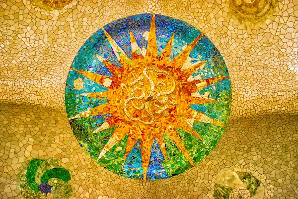 Sun mozaik a Parc Güell, Barcelona — Stock Fotó