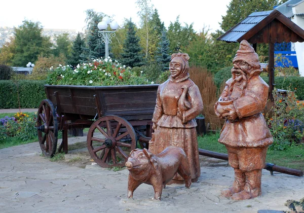 Wood statue of ukrainian peasants — Stock Photo, Image