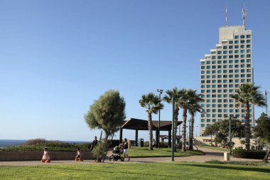 Netanya, İsrail deniz kıyısındaki insanlar yürümek