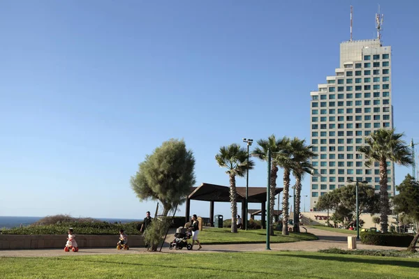 Folk går på strandpromenaden i Netanya, Israel — Stockfoto